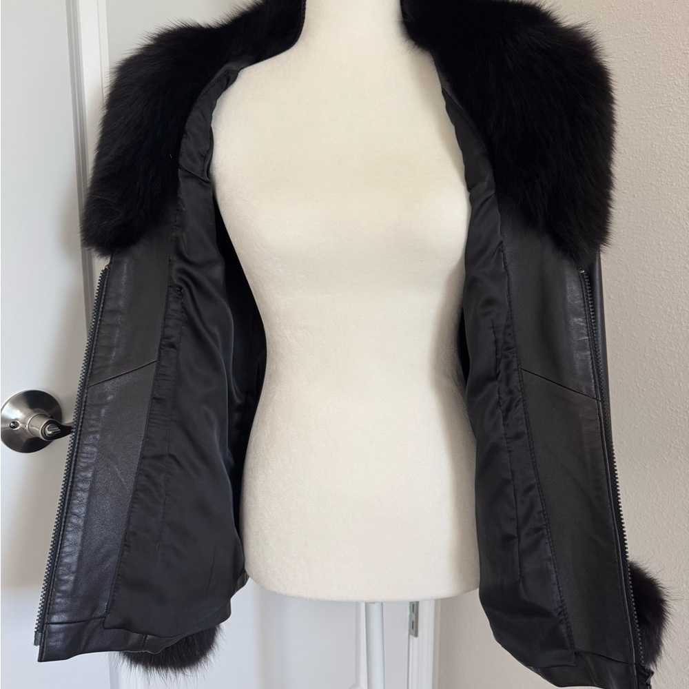 Luxurious Black Fur-Trimmed Leather Jacket - Picture 5 of 7